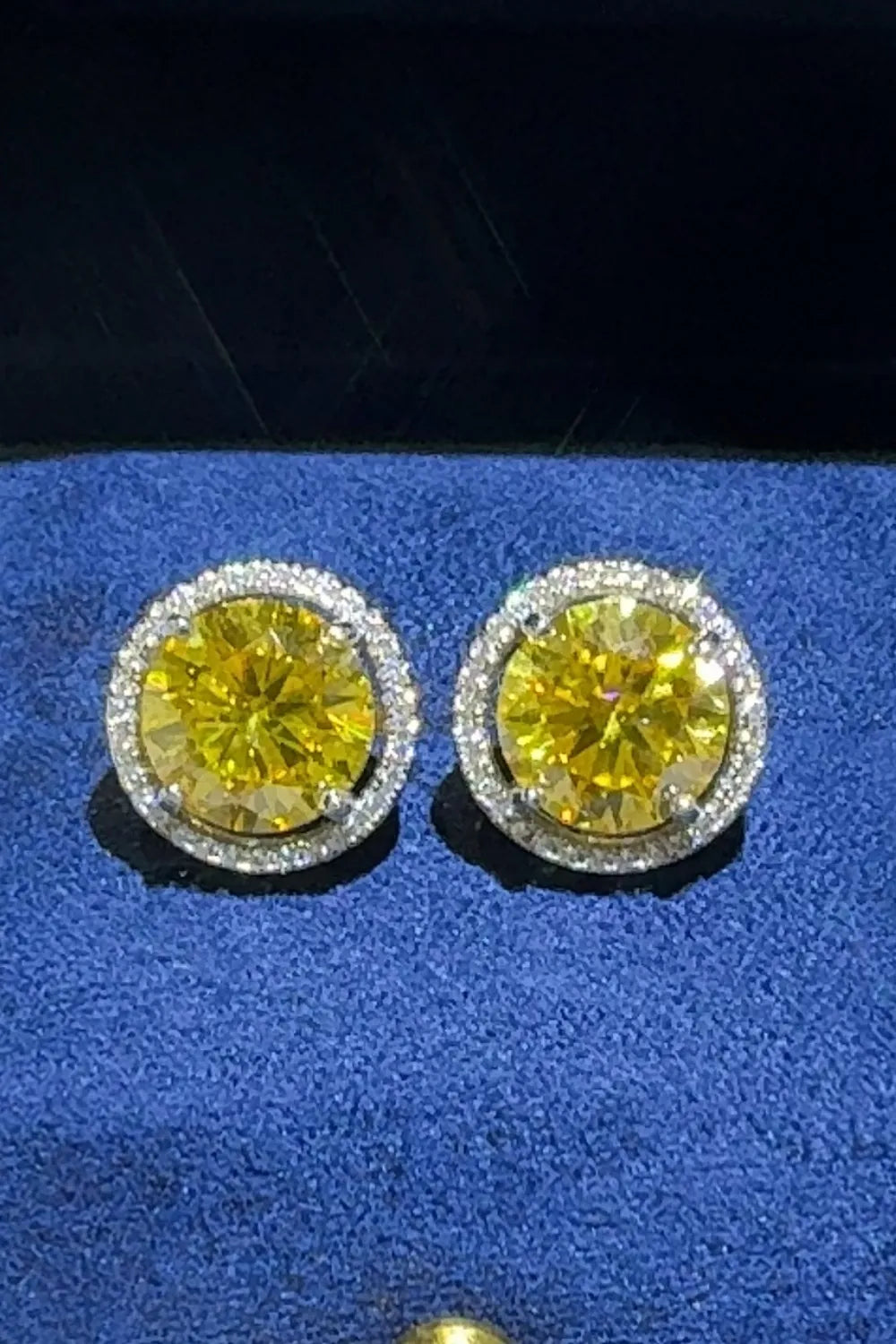 0ee5c92a-4eb8-43eb-98d6-1f83aedfe8f9-Max